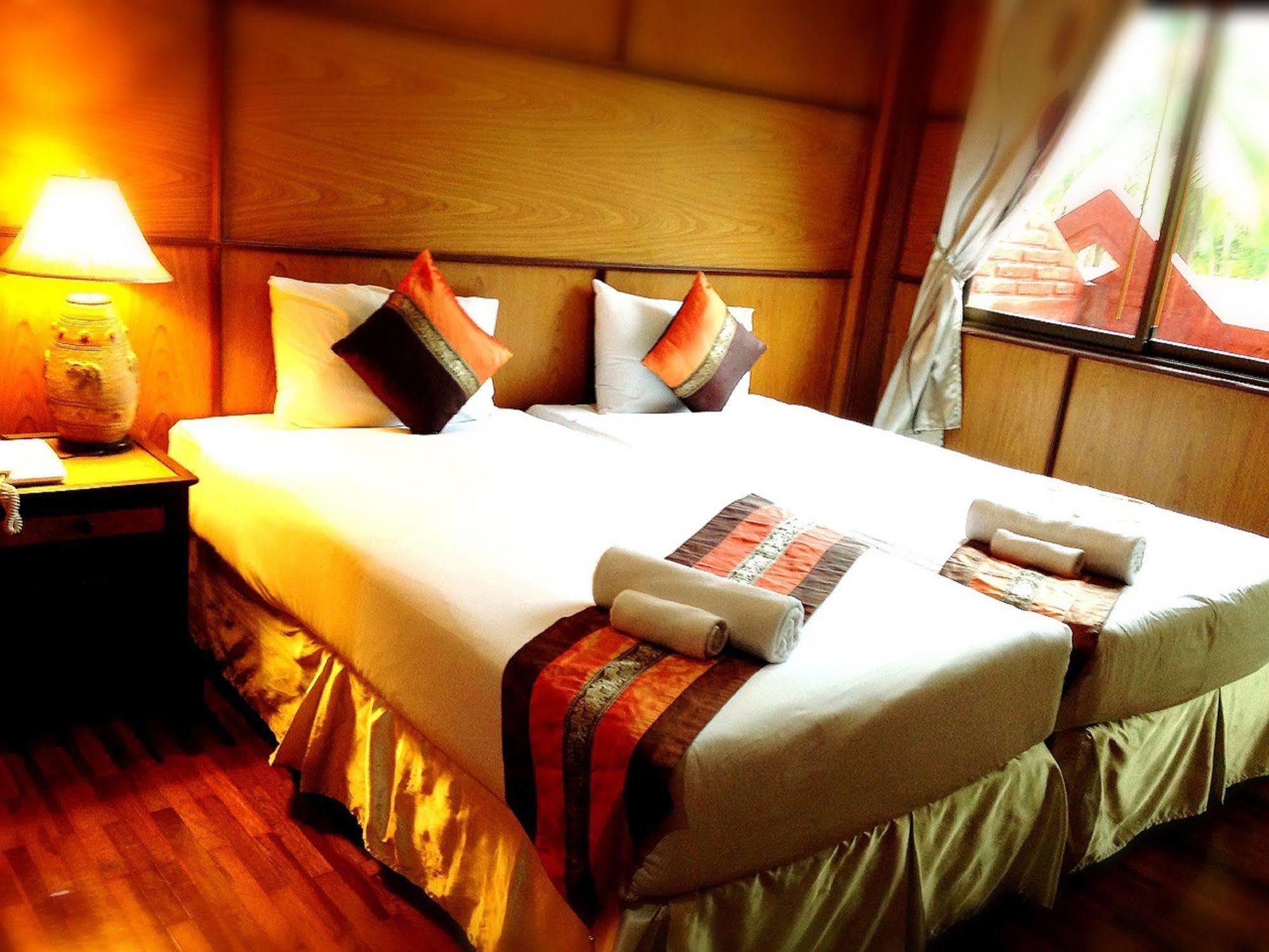 Jaroenrat Resort Samut Songkhram Exteriör bild